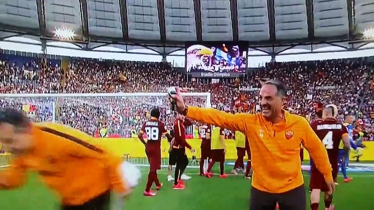 Lazio-Roma 1-2 I festeggiamenti sotto la Curva Sud