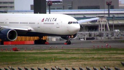 デルタ航空 ボーイング777  成田空港離陸の様子 ４月１０日