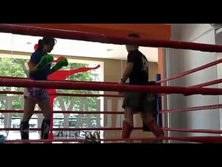 Une professionnelle de boxe thaï se fait passer pour une débutante !