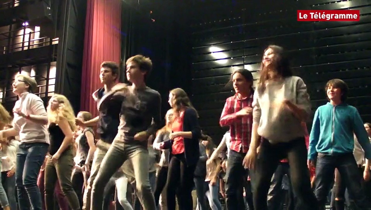Quimper. Collégiens et lycéens en performance chorégraphique