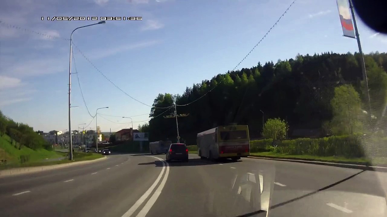 un camion de chantier pressé