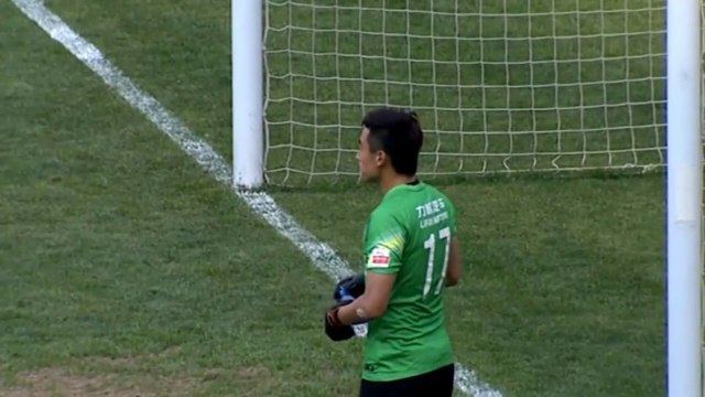 Un gardien encaisse un but pendant qu'il boit de l'eau