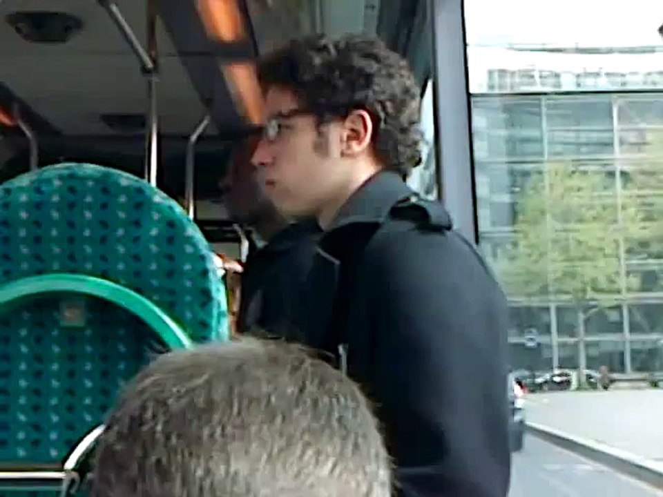 Un voyageur debout dans le bus
