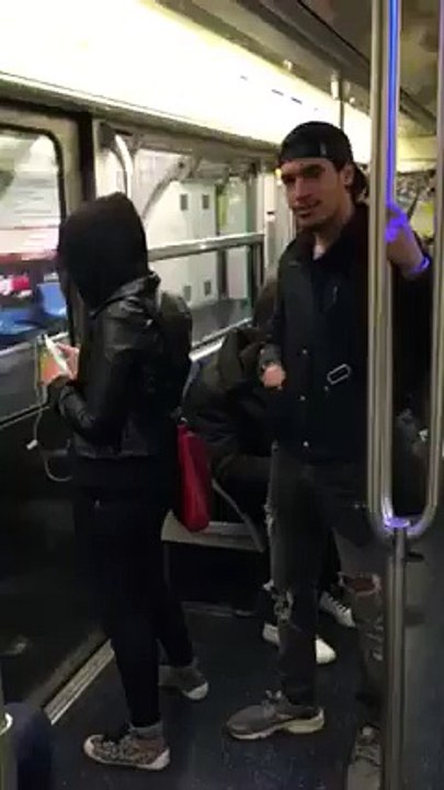 Nouveau jeu à la mode dans le métro