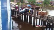 Comment charger une voiture dans un bateau