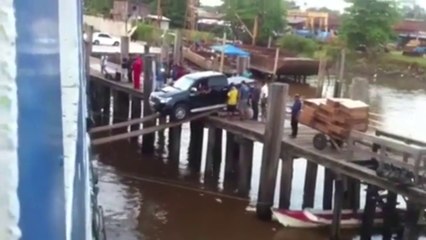 Un pick-up embarque sur un bateau avec deux planches