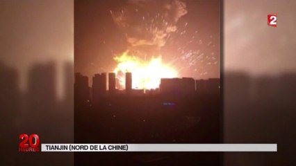 Énorme explosion dans un entrepôt de produits chimiques en Chine ! - Zapping télé du 13 août 2015