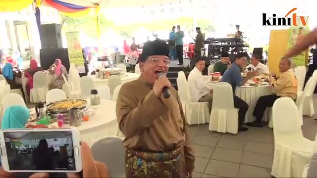 Menteri pamer bakat nyanyian di majlis Aidilfitri