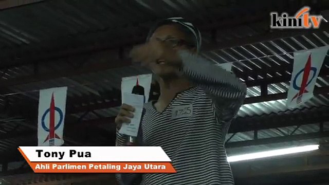 Pua berpakaian ‘banduan’ ikrar terus dedah skandal 1MDB