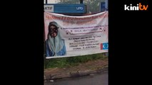 Muka Wan Azizah di kain rentang kena conteng