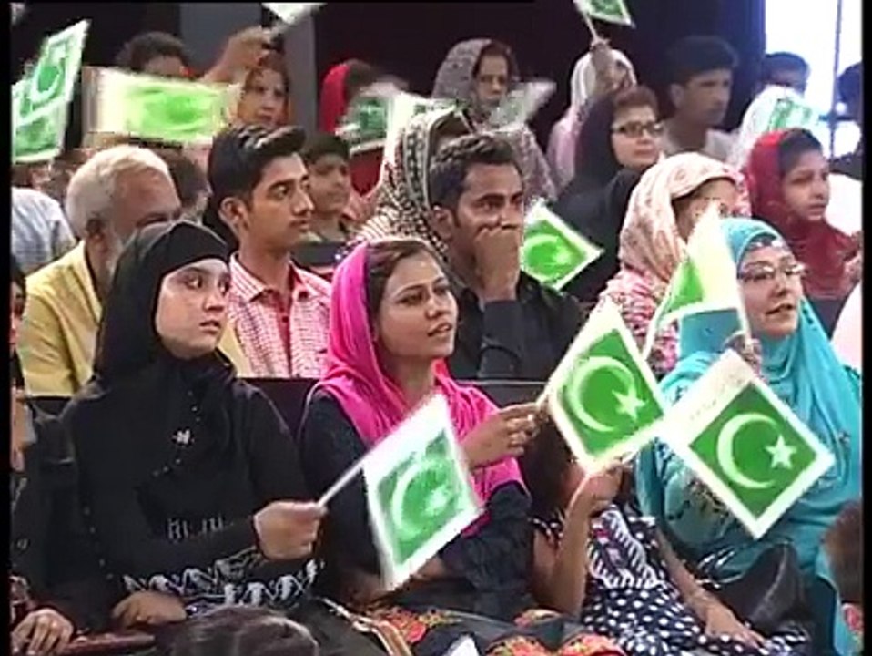 Muniba Mazari is singing a Patriotic Song in a very beautiful voice