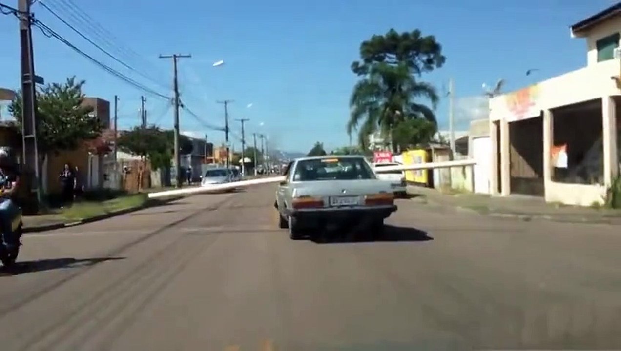 Dumbest driver ever trying to carry a so long pipe with his car - FAIL