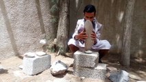شاب يمني يتحدى الجاذبيه في موازنة الاحجار
