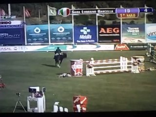 Showjumping - Rider falls off horse