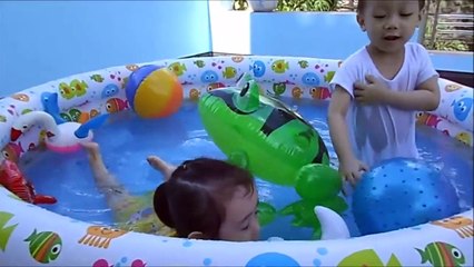 Cá vàng bơi   bé song ca dưới nước