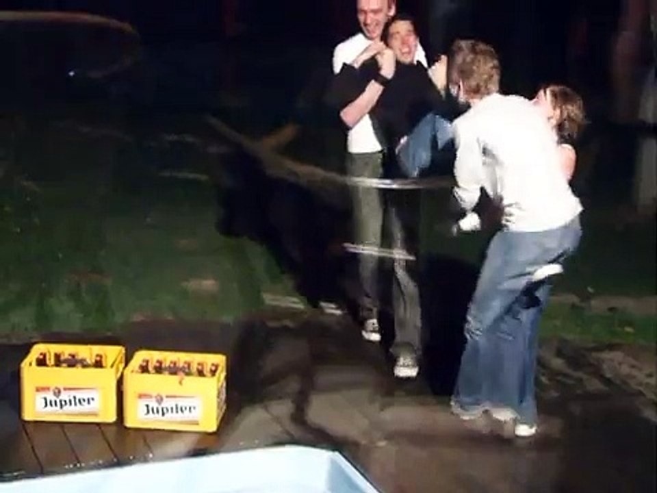 plouf tout habillé dans l'eau