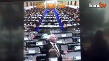 Kerana Anwar, adik beradik Samad bertekak di Parlimen