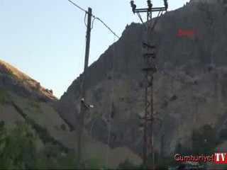 Bomba yüklü minibüs nizamiye önünde patlatıldı: 3 yaralı