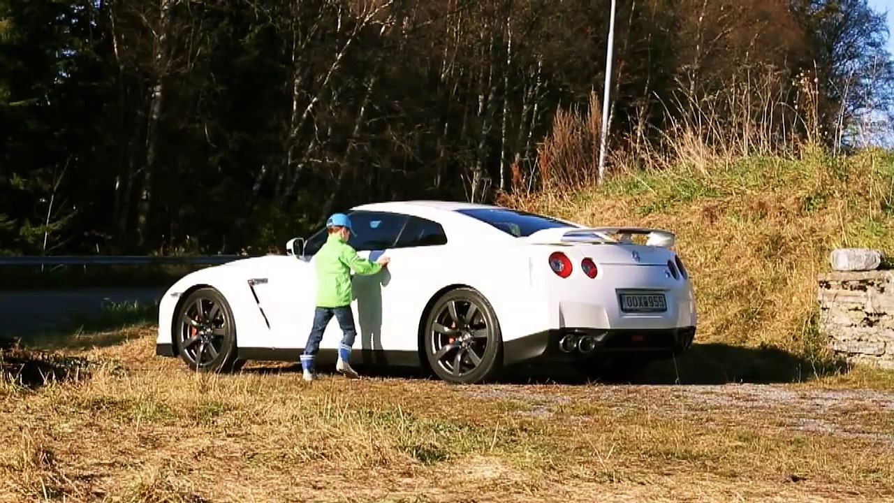 5 ans et il conduit une Nissan GT-R