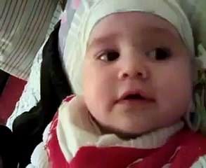 Video herunterladen: Islamic Videos: Masha-Allah Few Months Old Cute Baby Reciting Kalma Pak