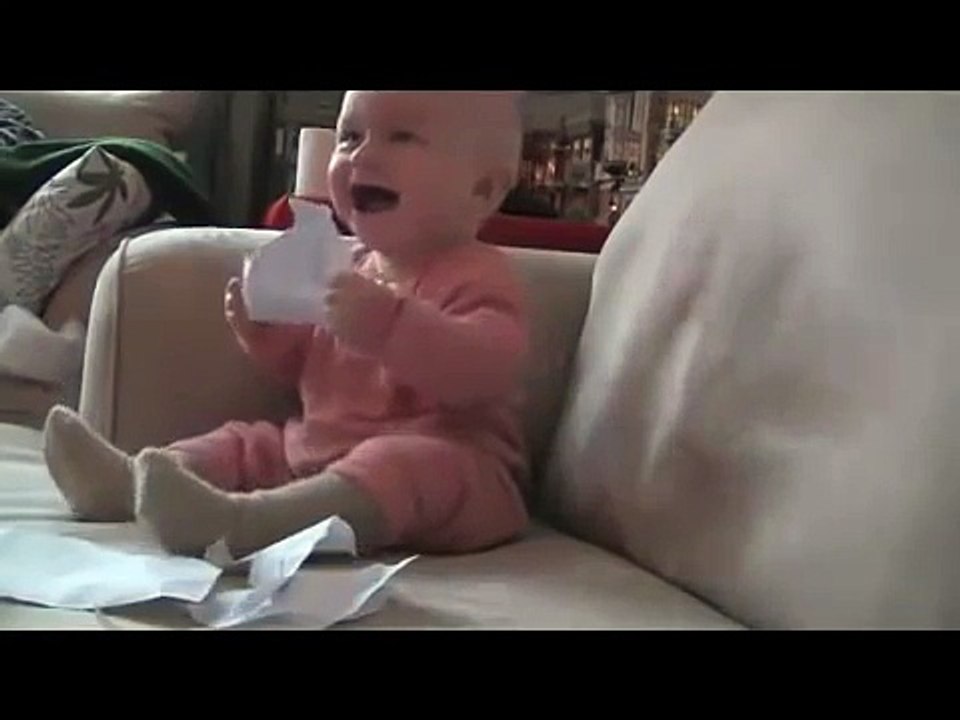 Bebê Rindo quando o papel é Rasgando  |  TubeComedy
