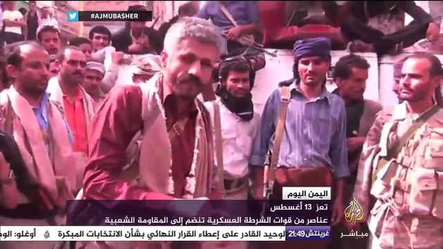 قائد المقاومة الشعبية بتعز يهدي رتبة عسكرية لنقيب ساهم في انضمام قوات عسكرية للمقاومة