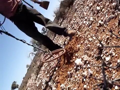 digging a 1/2oz gold nugget, gold prospecting, finding gold nugget