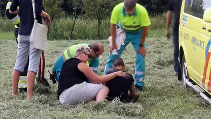 Video: Jongen vastgezogen in modderpoel Blote Voetenpad - RTV Noord