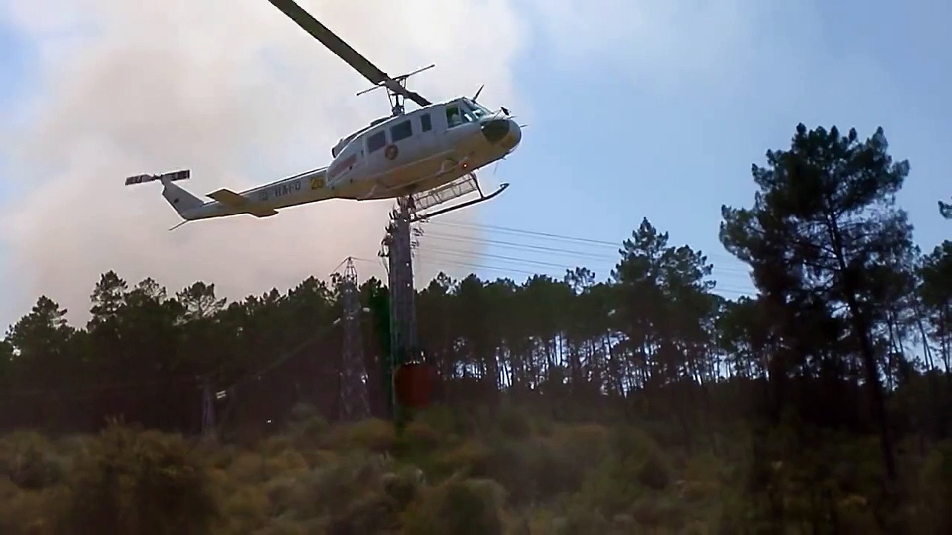 Helicóptero de combate a incêndios
