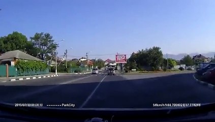 Un camion toupie roule trop vite.