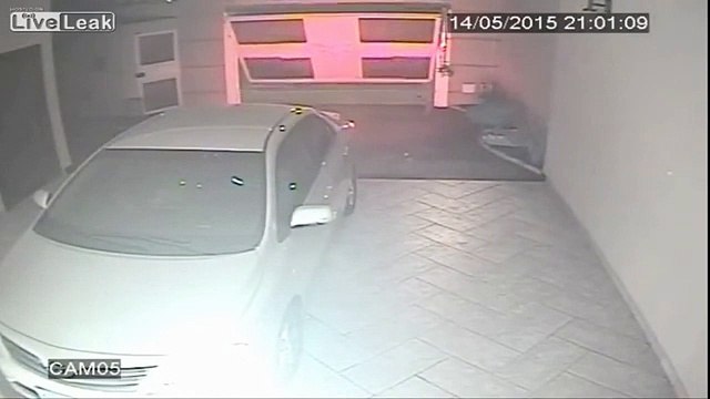 LiveLeak - Off-duty brazilian cop fast and accurate reaction against 3 armed robbers-copypasteads.com