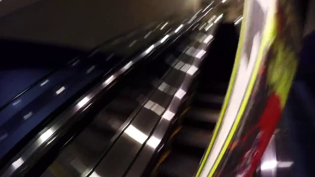 Daniel Freed Schwartz descend trois escalators à skis.