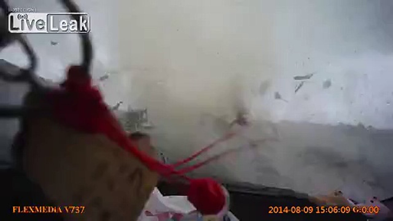 Автомобиль попадает в мини торнадо Тайване!