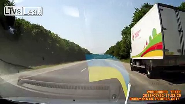 Женщина за рулём,не всегда удачно.