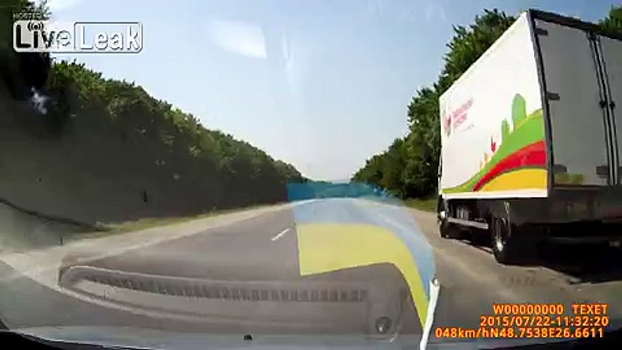 Женщина за рулём,не всегда удачно.