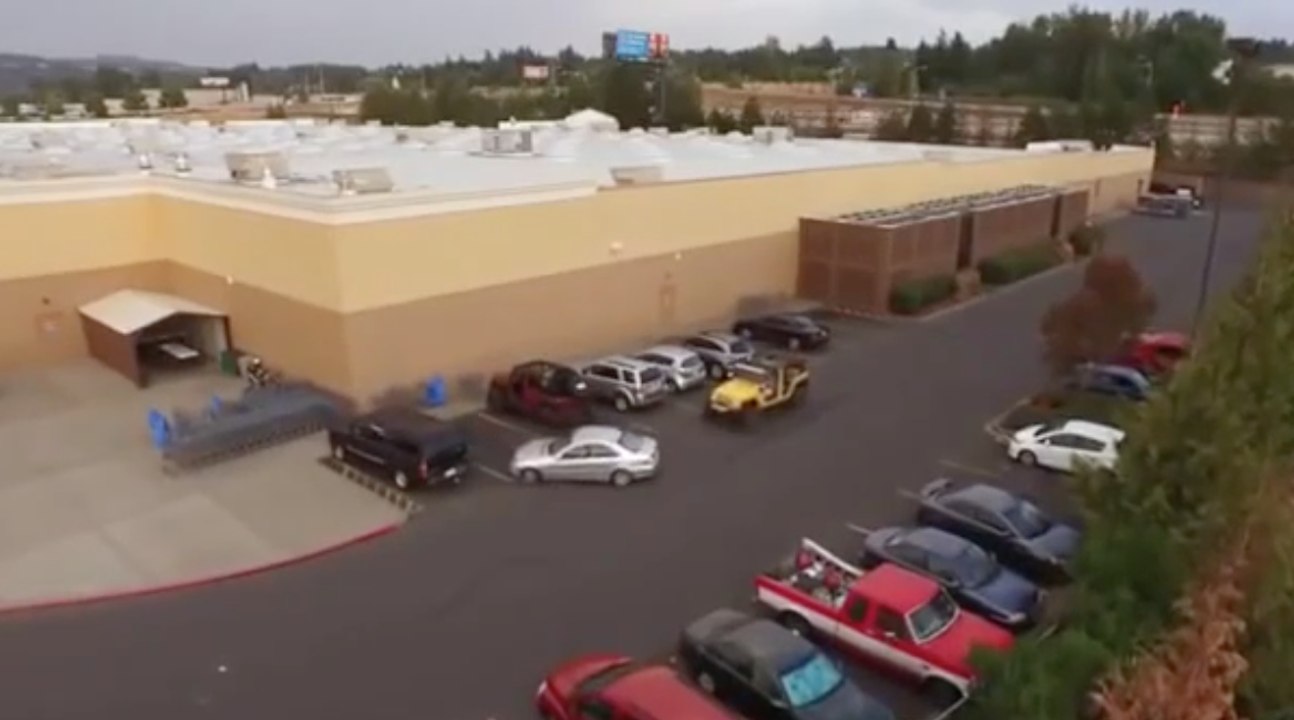 Il se fait piquer la place de parking pour laquelle il attendait, sa réaction est exceptionnelle