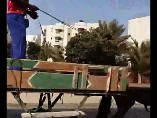 Une charrette roulan à sens inverse