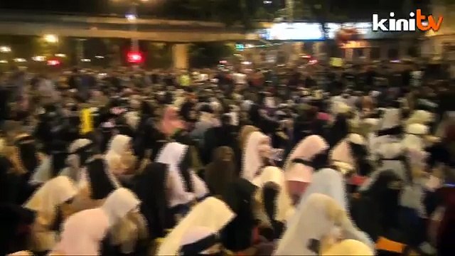 10,000 defy warning, police give in to protesters