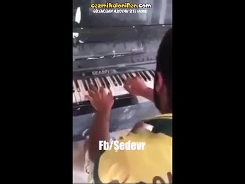 Piyano Çalan İnşaat İşçisi 2