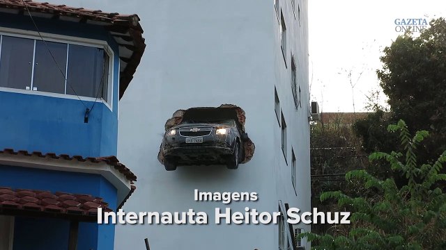 Motorista fica pendurado em carro após veículo quebrar parede de garagem em prédio de Colatina