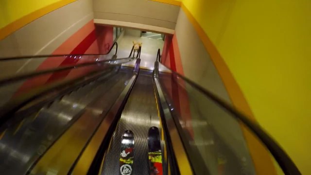 Il descend trois escalators en ski - Le zapping insolite