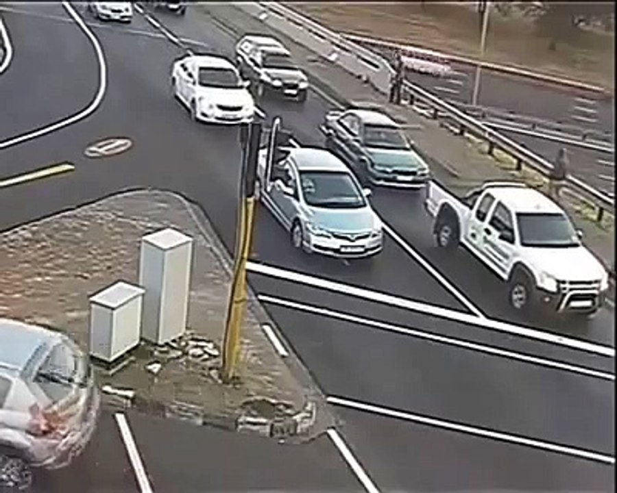 Smash and grab on Vanguard Drive, Cape Town, South Africa video