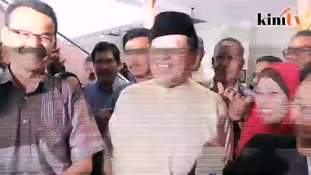 Anwar cengkung tapi masih tersenyum