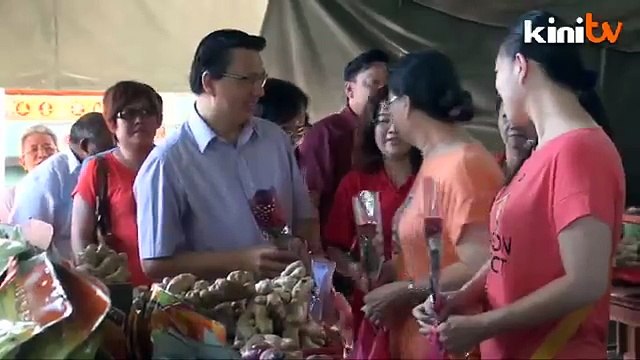 Liow woos Kajang folks with roses on Valentine's day