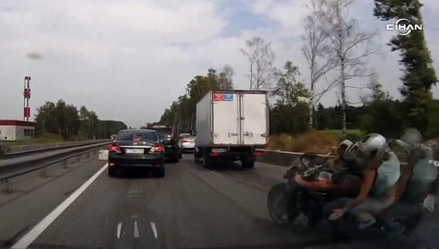Rus motorcunun yürekleri ağza getiren trafik kazası