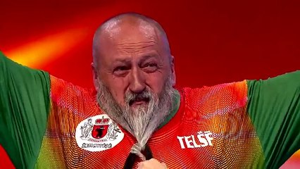 Mira cómo este hombre logra jalar un carro de 1.952 kilos con su barba