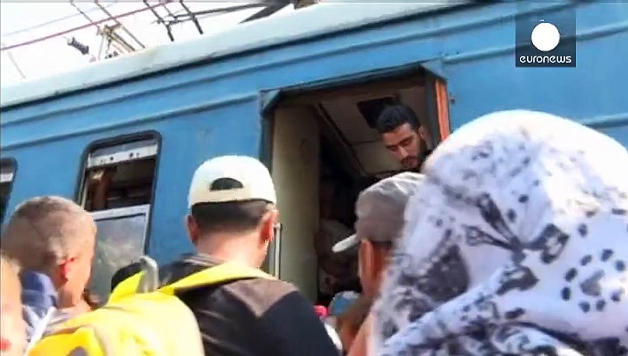 Tausende Flüchtlinge in Mazedonien kämpfen um wenige Plätze in Zügen nach Norden