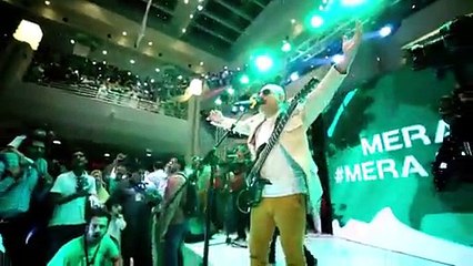 Thousands of people reciting national anthem with Ali Azmat