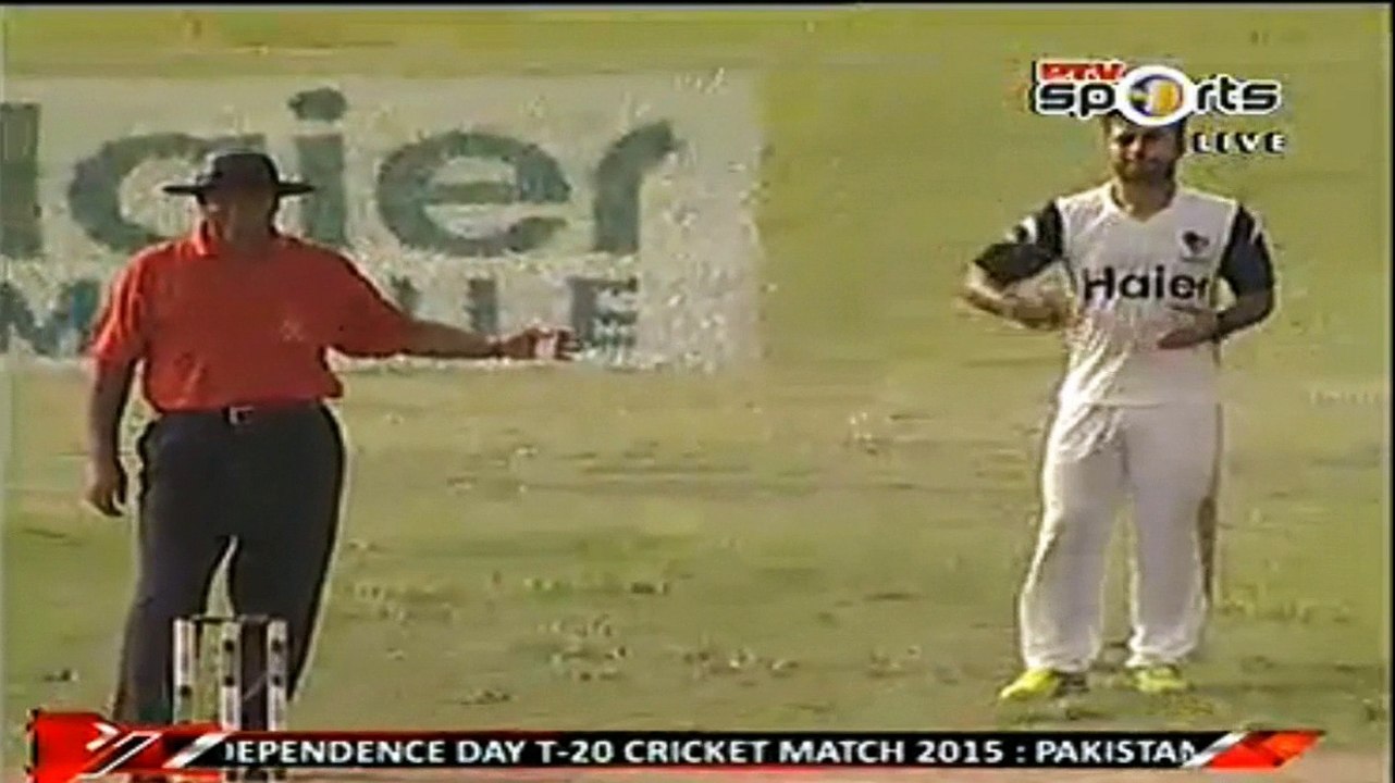 Reaction of Gen Raheel Sharif when an Army Officer hit the Winning Shot