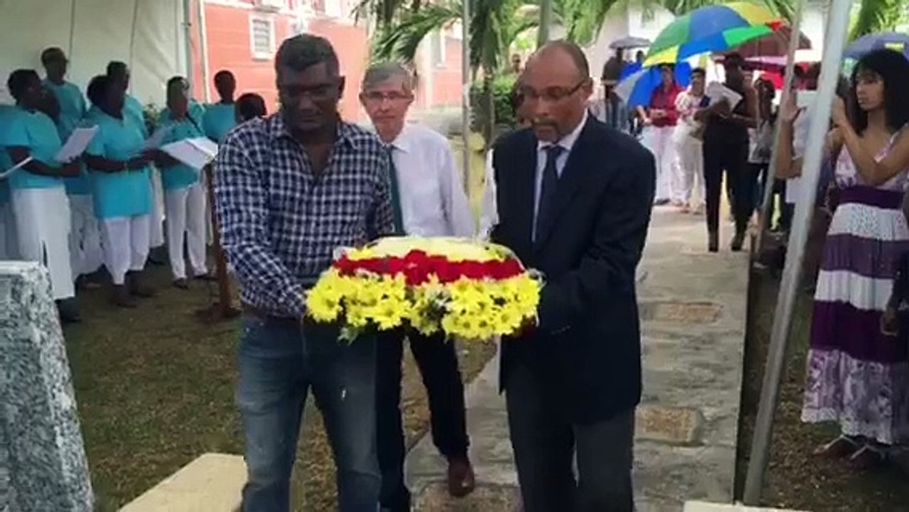 Dépôt de gerbe sécurité sociale le 14 aout 2015